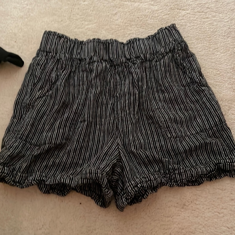 Small high waisted shorts with pockets